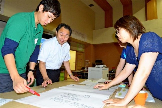 【写真】ゲーム通し災害時の対応訓練 池田中の教員