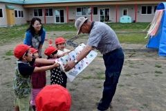 園児から特製感謝状を受ける山田さん
