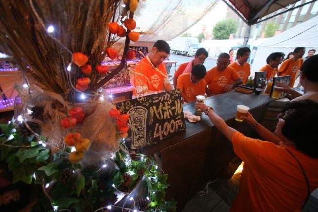 【写真】とかちマルシェ開幕、会社帰りのサラリーマンらでにぎわう