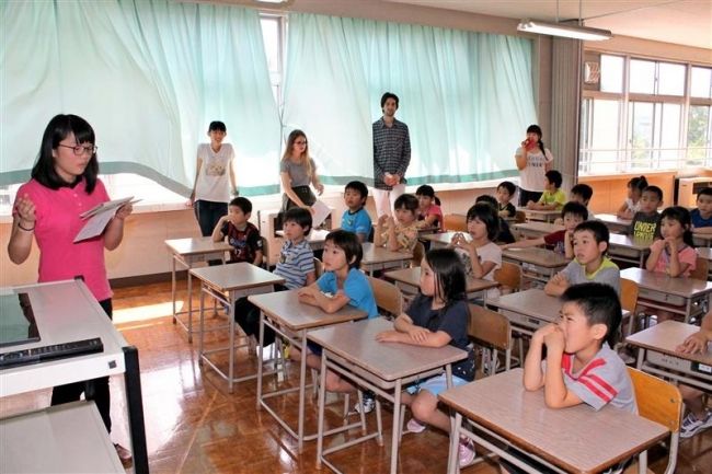 【写真】太極拳や伝言リレーで楽しく国際交流　新得小