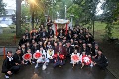 雨中のみこし担ぎ威勢良く　芽室神社例大祭  2