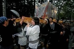 雨中のみこし担ぎ威勢良く　芽室神社例大祭  4