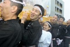 雨中のみこし担ぎ威勢良く　芽室神社例大祭  5