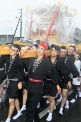 雨中のみこし担ぎ威勢良く　芽室神社例大祭  6