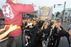 雨中のみこし担ぎ威勢良く　芽室神社例大祭  7