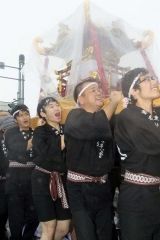 雨中のみこし担ぎ威勢良く　芽室神社例大祭  9