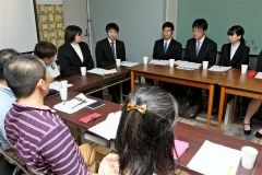 学生たち（奥）と意見交換するプロジェクトの会員たち