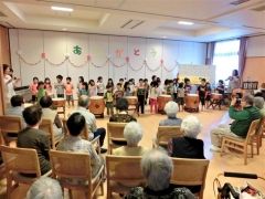 ロータス音更に保育園児が訪問　敬老会  5