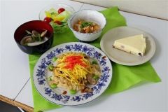 豚丼ちらしなど彩り鮮やかな料理