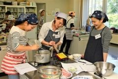 調理に取り組む参加者