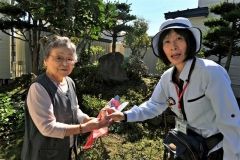 敬老の日に合わせカーネーションプレゼント 帯広ヤクルト