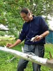 作品制作中のヤレックさんが思い出の品募集 中札内