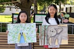 入選の山田さんと坂田さんに賞状 全道幼児・児童動物画コンクール表彰式