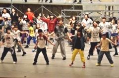 ダンサー200人が本番へ猛練習 清水 スタジオZERO