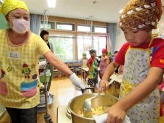 自分たちで育てて収穫した野菜を使ったカレー作りに挑戦する園児たち