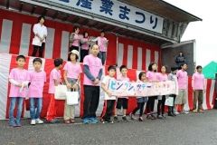 ふるさと産業まつりのステージでいじめ撲滅をアピールしたピンクシャツデー実行委のメンバー