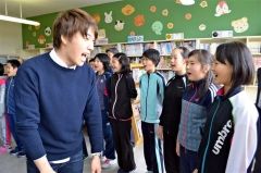 劇団四季の俳優から日本語の発声法を学んだ児童。左は加藤迪さん