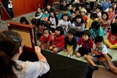 紙芝居を見る子供たち