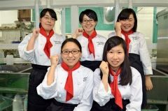 チャレンジグルメコンテストに出場する更別農業高校の三浦さん、高橋さん（前列左から）。門さん、浦野さん、石津さん（後列左から）