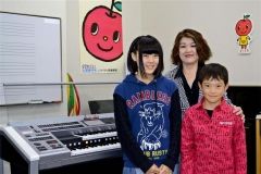 ファイナル進出を決めたひかりさん（左）、大志君（右）と講師の平野さん（中央）