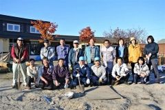 植樹した帯広地方法人会更別地区会のメンバー