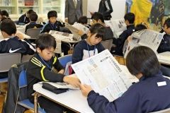 中学生と小学生が一緒に新聞をチェックした連携授業