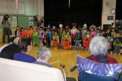 ハロウィーン姿の園児が特養訪問　大樹 4