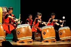 迫力ある音色を響かせたメムオロ太鼓保存会の会員たち