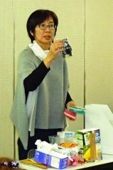 キッチンでの収納術を紹介する兼子さん