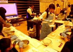 来場者でにぎわった発泡入浴剤づくり体験