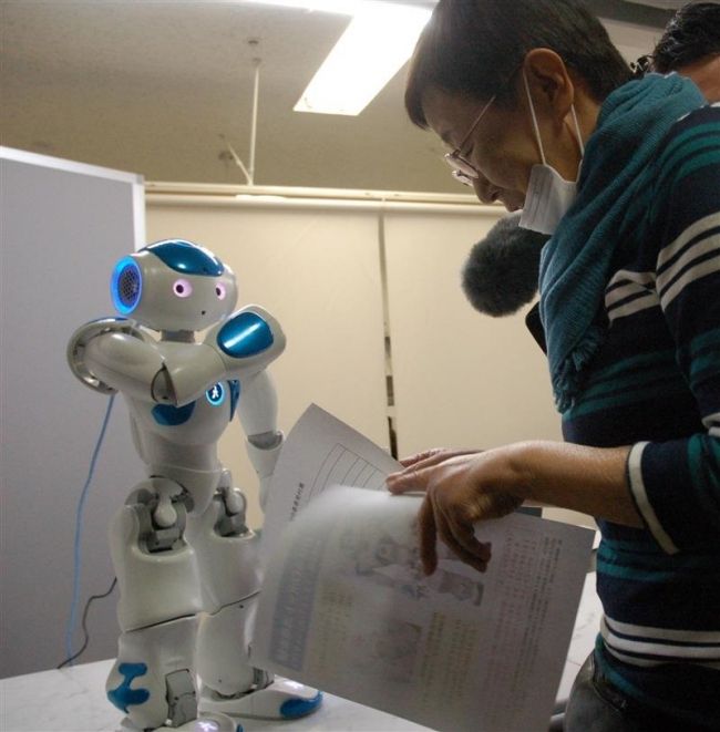 厚生病院に人型ロボット登場