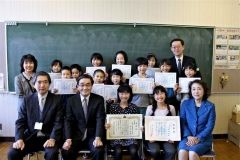 最優秀賞を受賞した前列左から中村校長、正岡署長、増山さん、小林さん、正木部会長、後列は入選した緑陽台小の子供たち