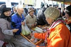 来場客でにぎわった地場産野菜の直売(23日午前10時20分ごろ)