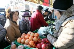 来場客でにぎわった地場産野菜の直売(23日午前10時20分ごろ)