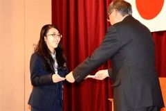 谷口会長（右）から表彰状を受け取る被表彰者