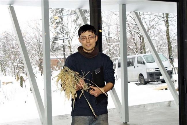 【写真】新得小園児、　おにぎりに笑顔　田植えから稲刈り挑戦