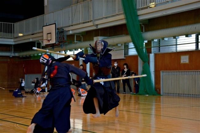 【写真】７６人が気迫あふれる試合　新得少年柔道・剣道大会