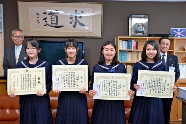 【写真】税の作文コンクール道知事賞 清水中の岡崎さん 他に3人入賞
