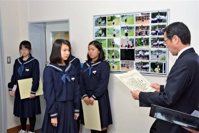 【写真】税の作文コンクール道知事賞 清水中の岡崎さん 他に3人入賞