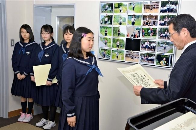 【写真】税の作文コンクール道知事賞 清水中の岡崎さん 他に3人入賞