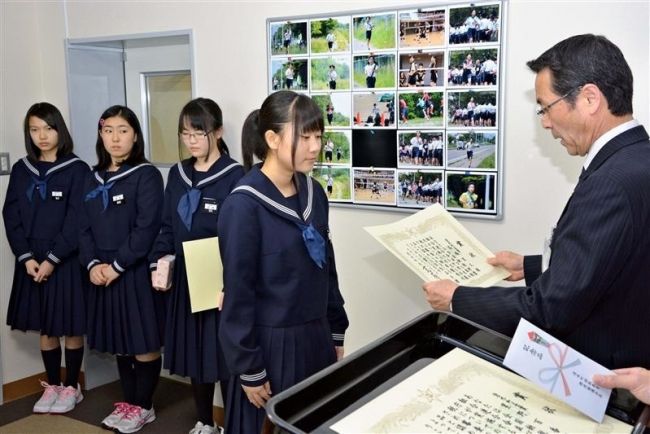 【写真】税の作文コンクール道知事賞 清水中の岡崎さん 他に3人入賞