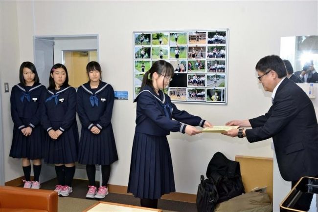 【写真】税の作文コンクール道知事賞 清水中の岡崎さん 他に3人入賞