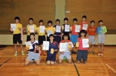 男子シングルスとダブルスの全道大会出場者。前列左が山口吏玖、後列左が上山昇大・越川京兆組