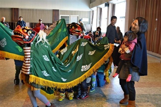 親子が開拓獅子舞を体験　浦幌和ごころ体験塾