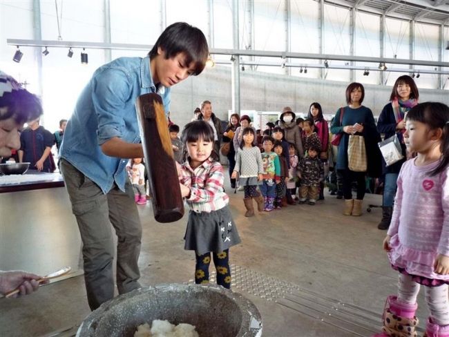 餅つきや遊びを体験　芽室ねんりんフェス