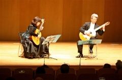 見事なハーモニーを響かせる田中さん（右）と春日井さん（左）