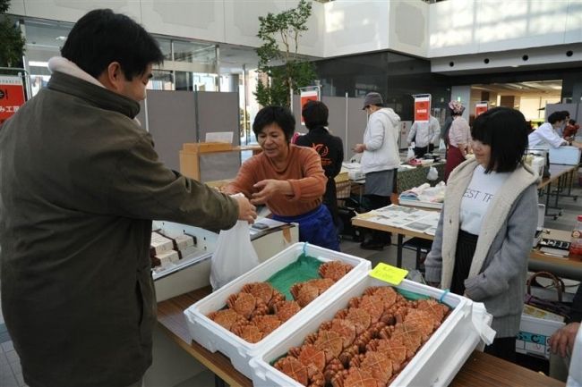 毛ガニなど人気　「プラザ・デ・マルシェ」
