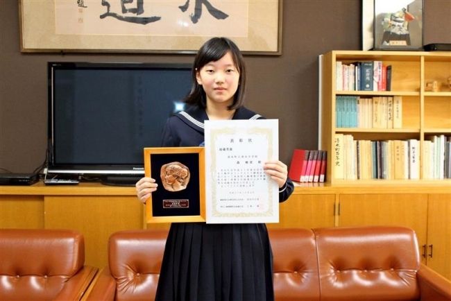【写真】最優秀賞森さんに表彰状　清水中　人権作文コンテスト