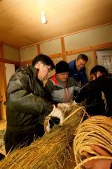 しめ縄づくりに精を出す芽心會の会員たち