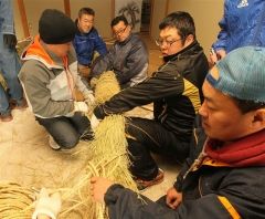 しめ縄作りに精を出す芽心會の会員たち